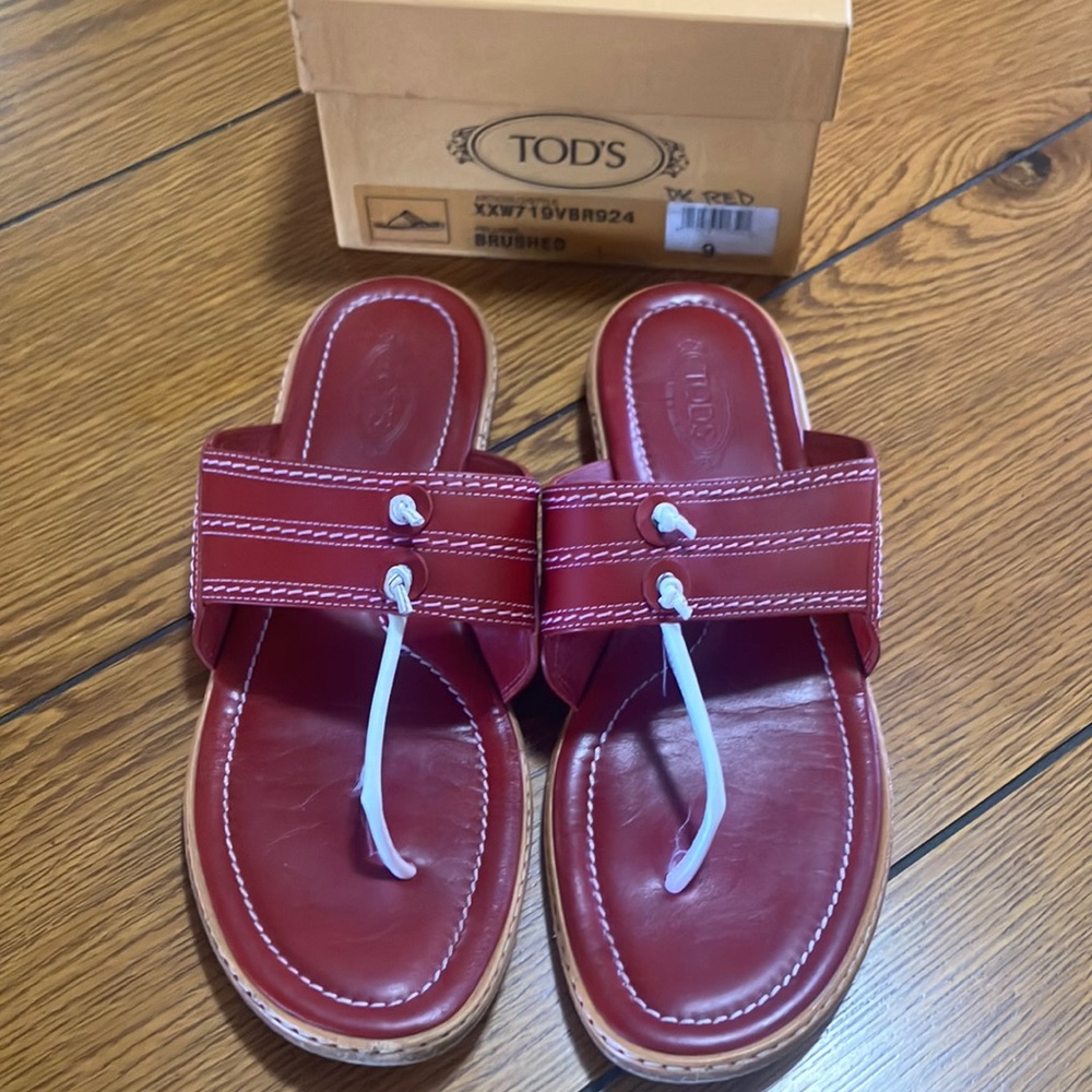 Tod’s Pellame Brushed dark red thongs, size 9
